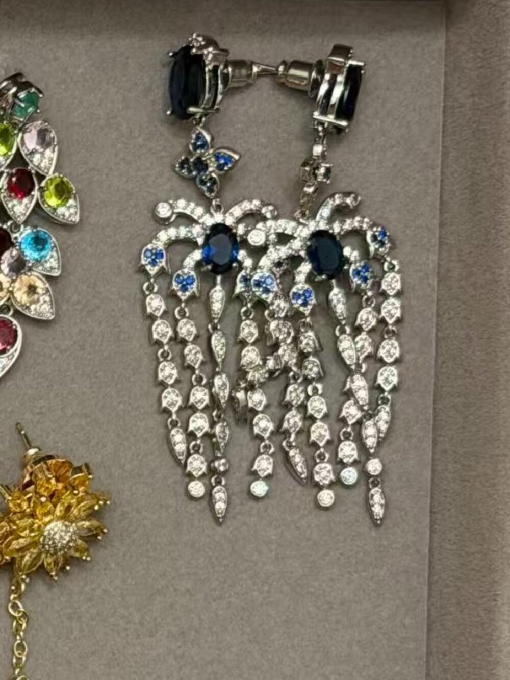 earring - Picture 5 of 9